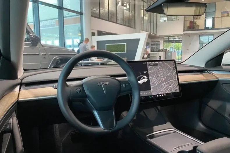 Tesla Model 3 din 2023 cu 1.990 km - oferta TES156340 - foto 6