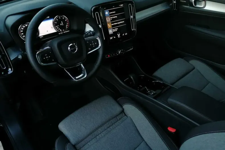 Volvo XC40 din 2024 cu 9.503 km - oferta VOL156349 - foto 3