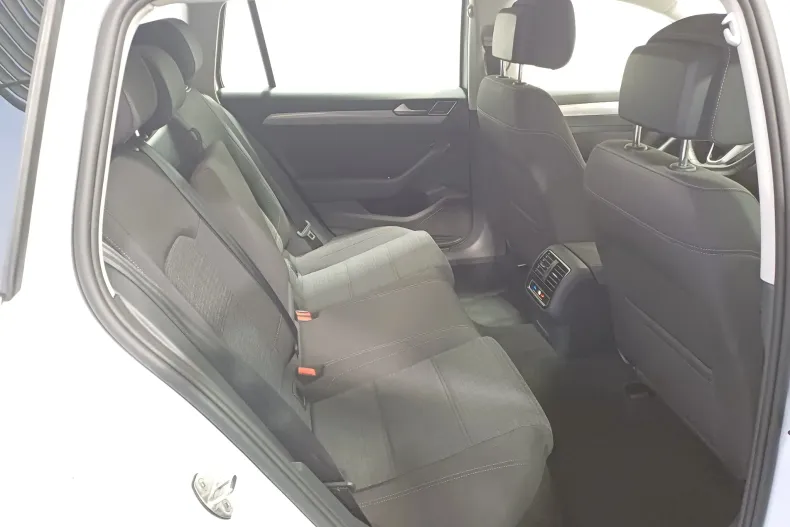 Volkswagen Passat din 2022 cu 130.581 km - oferta VOL156566 - foto 33