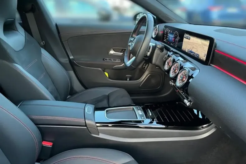 Mercedes-Benz CLA 200 din 2024 cu 15.000 km - oferta MER156723 - foto 6