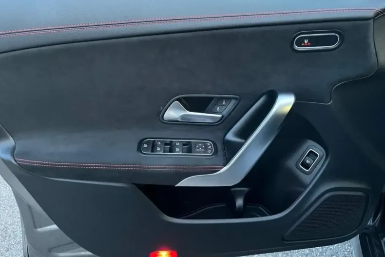 Mercedes-Benz CLA 200 din 2024 cu 15.000 km - oferta MER156723 - foto 16