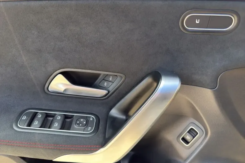 Mercedes-Benz CLA 180 din 2023 cu 15.000 km - oferta MER156735 - foto 17