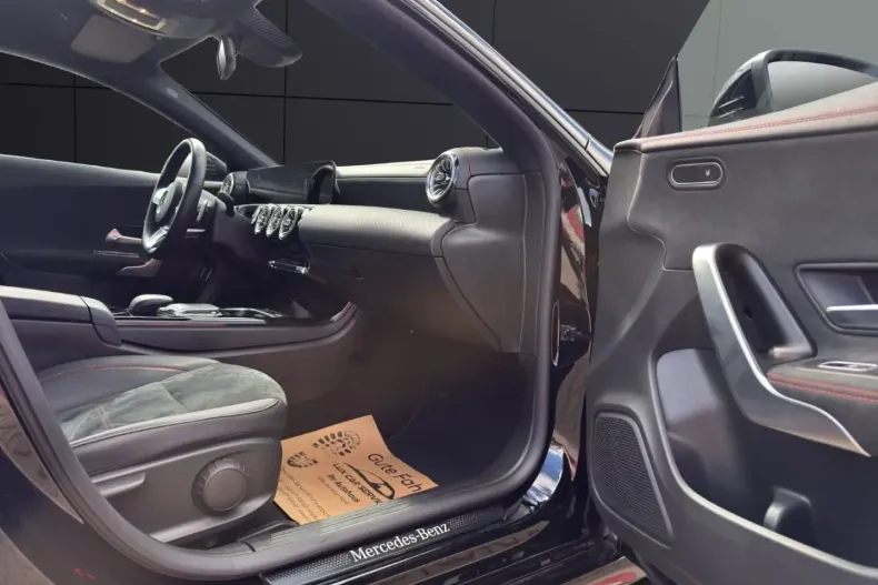 Mercedes-Benz CLA 180 din 2023 cu 15.000 km - oferta MER156735 - foto 19