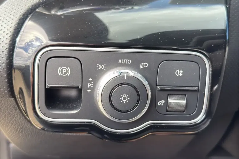 Mercedes-Benz CLA 180 din 2023 cu 15.000 km - oferta MER156735 - foto 24