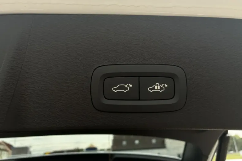 Volvo XC40 din 2024 cu 16.818 km - oferta VOL156914 - foto 8