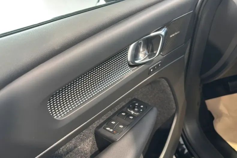 Volvo XC40 din 2024 cu 15.000 km - oferta VOL156916 - foto 8