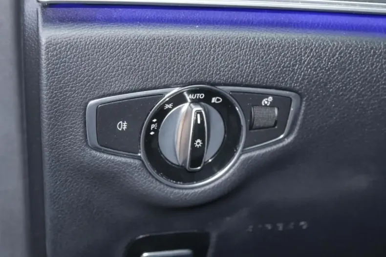 Mercedes-Benz E 220 din 2021 cu 51.870 km - oferta MER157171 - foto 15