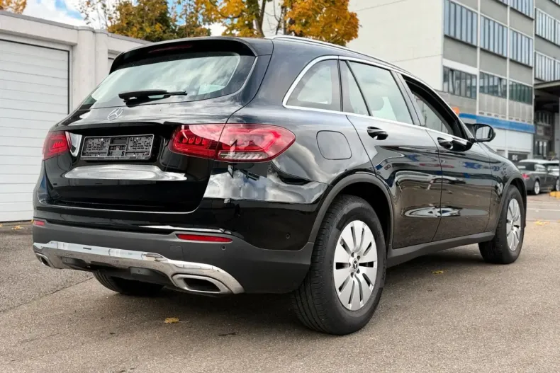Mercedes-Benz GLC 200 din 2021 cu 60.582 km - oferta MER157216 - foto 4