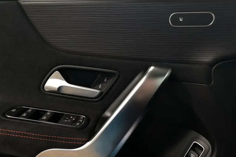 Mercedes-Benz CLA 250 din 2024 cu 13.170 km - oferta MER157333 - foto 13