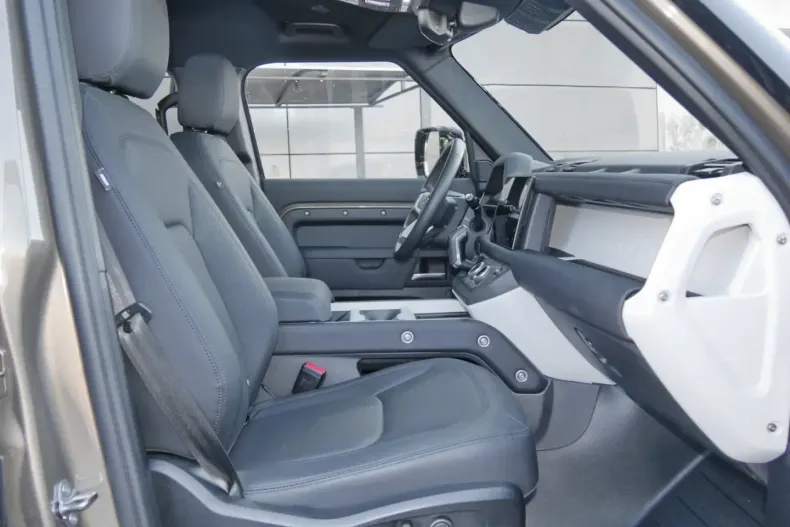 Land Rover Defender din 2024 cu 23.999 km - oferta LAN157544 - foto 3