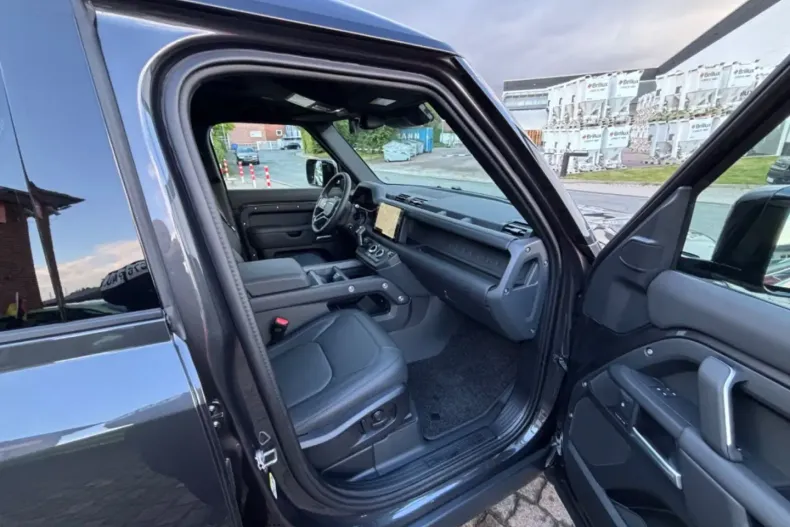 Land Rover Defender din 2024 cu 8.400 km - oferta LAN157547 - foto 6
