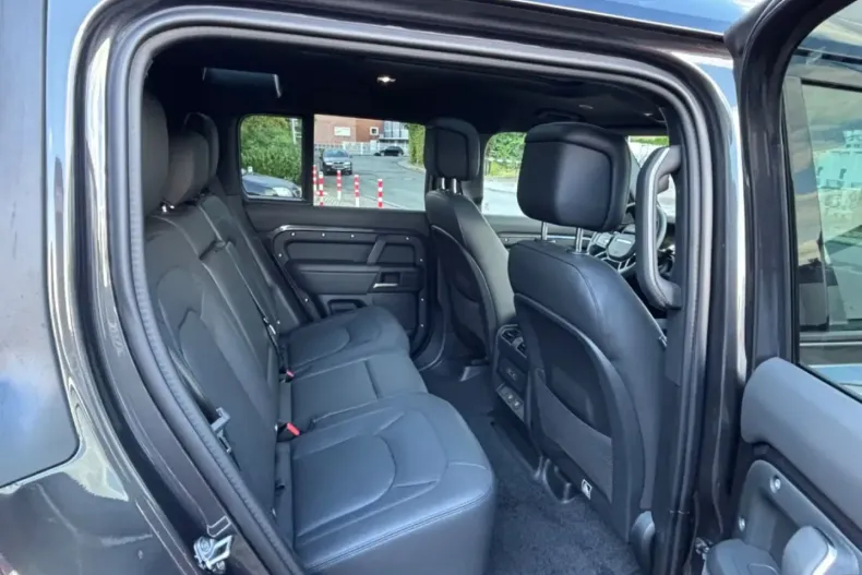 Land Rover Defender din 2024 cu 8.400 km - oferta LAN157547 - foto 12