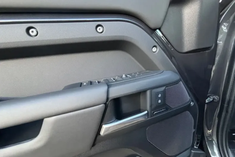 Land Rover Defender din 2024 cu 8.400 km - oferta LAN157547 - foto 16