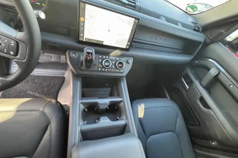 Land Rover Defender din 2024 cu 8.400 km - oferta LAN157547 - foto 18