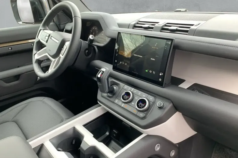 Land Rover Defender din 2025 cu 12.200 km - oferta LAN157559 - foto 4