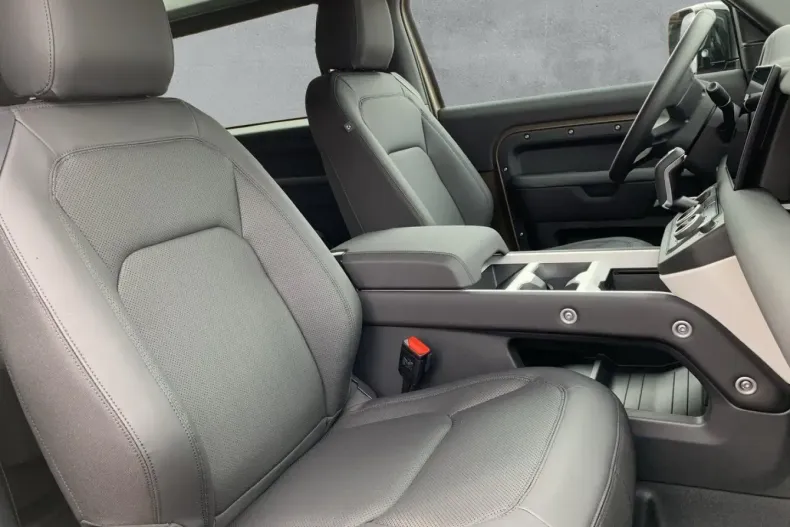 Land Rover Defender din 2025 cu 12.200 km - oferta LAN157559 - foto 5