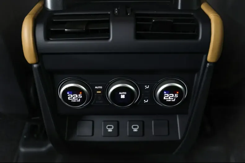 Land Rover Defender din 2024 cu 14.500 km - oferta LAN157658 - foto 15