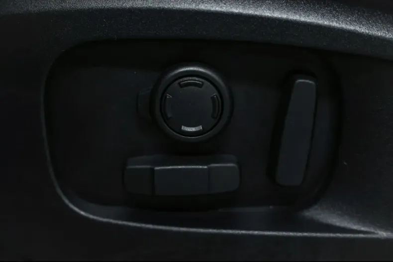 Land Rover Defender din 2024 cu 14.500 km - oferta LAN157658 - foto 21