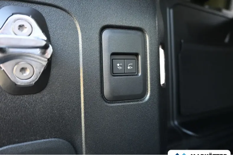 Land Rover Defender din 2024 cu 5.425 km - oferta LAN157664 - foto 37