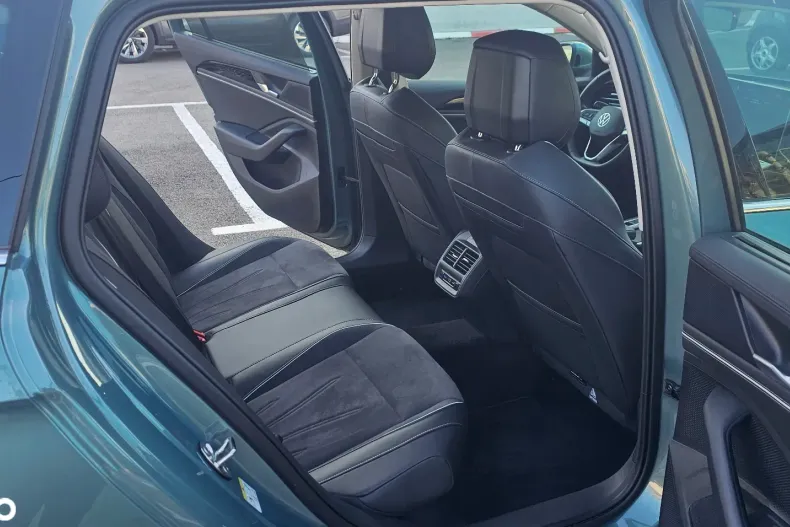 Volkswagen Passat din 2024 cu 13.236 km - oferta VOL158301 - foto 17