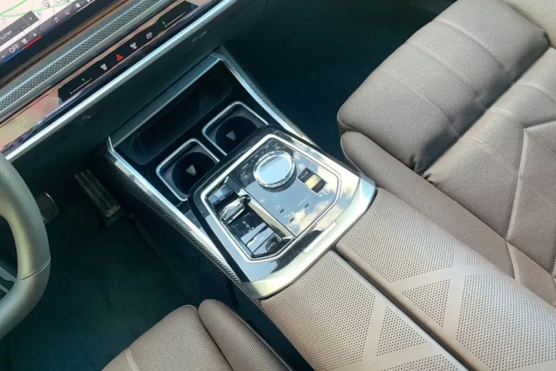 BMW 750 din 2024 cu 17.317 km - oferta BMW158366 - foto 9