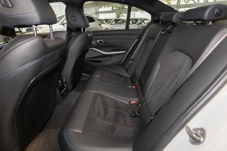 BMW 330 din 2024 cu 13.732 km - oferta BMW158423 - foto 13