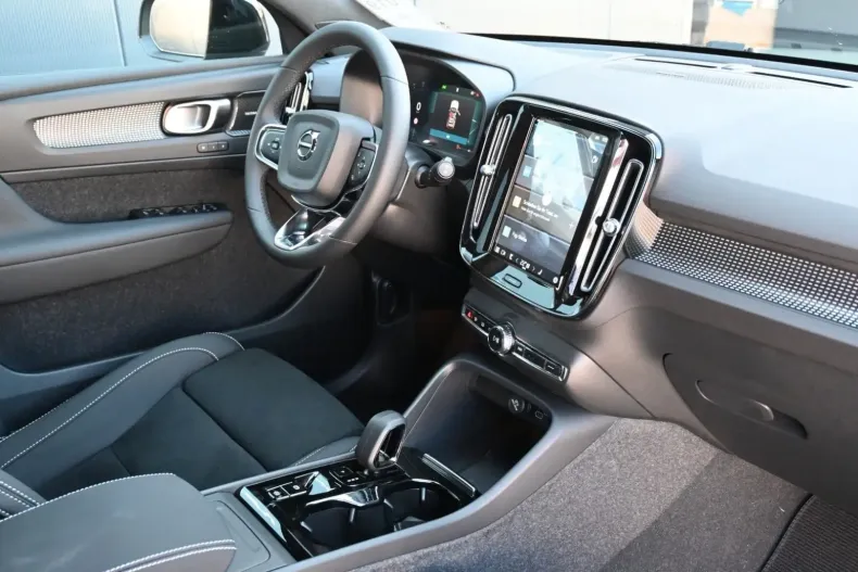 Volvo XC40 din 2024 cu 11.250 km - oferta VOL158464 - foto 13