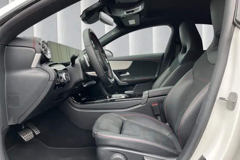 Mercedes-Benz CLA 250 din 2023 cu 44.600 km - oferta MER158488 - foto 11