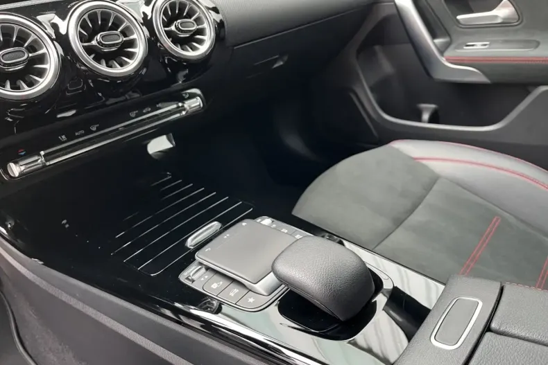 Mercedes-Benz CLA 250 din 2023 cu 44.600 km - oferta MER158488 - foto 16