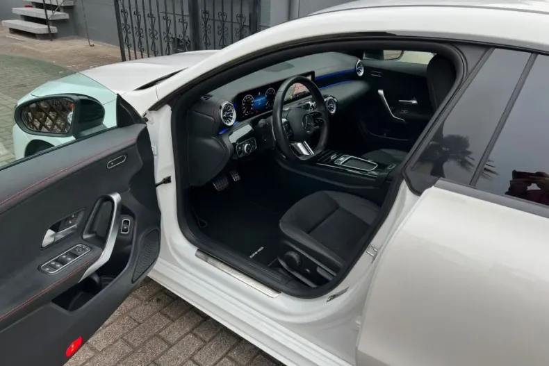 Mercedes-Benz CLA 200 din 2024 cu 28.012 km - oferta MER158492 - foto 9