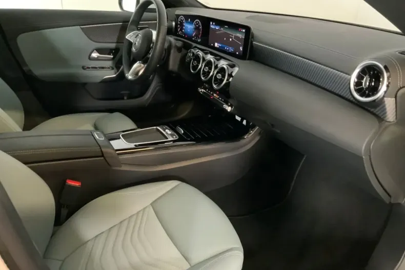 Mercedes-Benz CLA 180 din 2024 cu 9.157 km - oferta MER158500 - foto 11