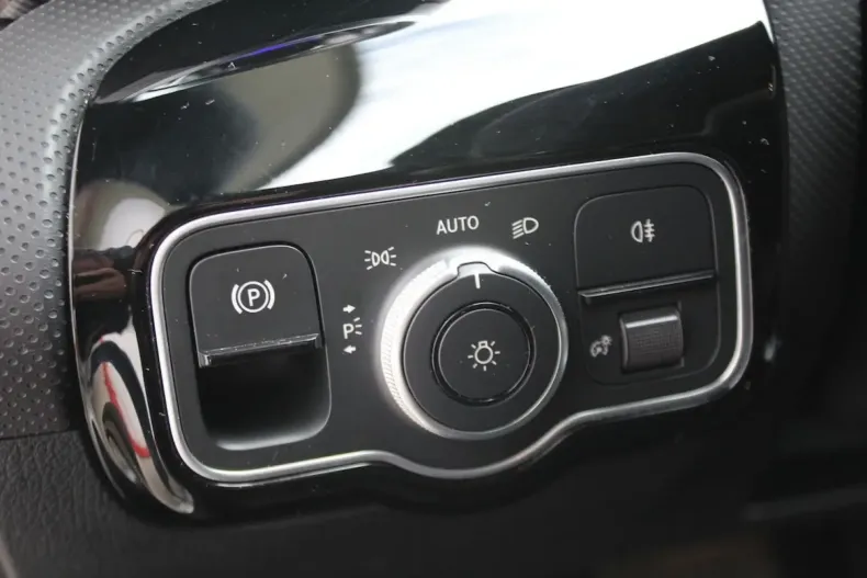 Mercedes-Benz CLA 180 din 2024 cu 50.000 km - oferta MER158503 - foto 24