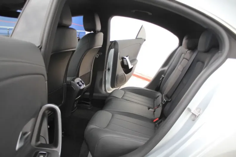 Mercedes-Benz CLA 180 din 2024 cu 50.000 km - oferta MER158503 - foto 38