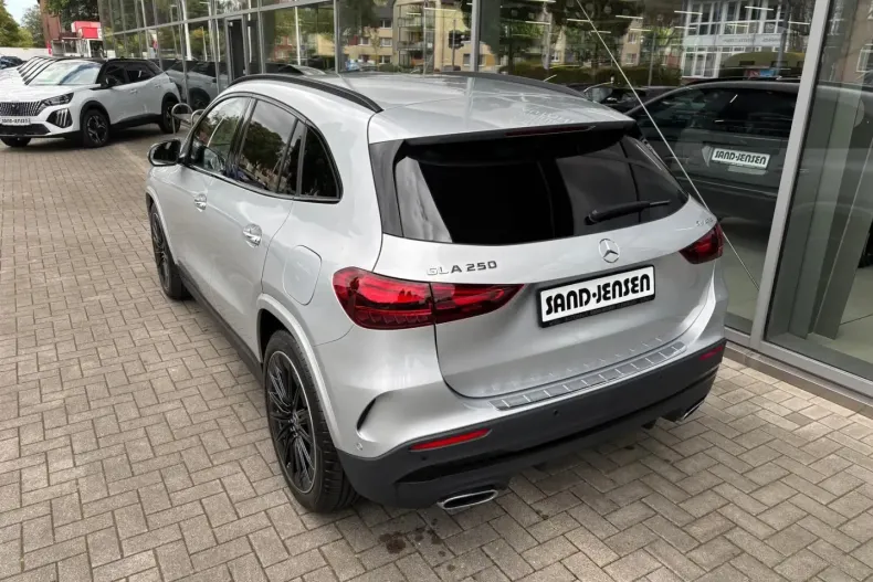 Mercedes-Benz GLA 250 din 2024 cu 3.000 km - oferta MER158636 - foto 3