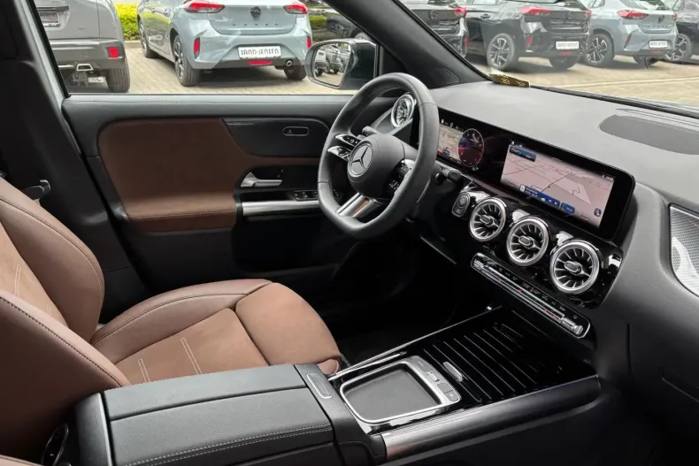 Mercedes-Benz GLA 250 din 2024 cu 3.000 km - oferta MER158636 - foto 4