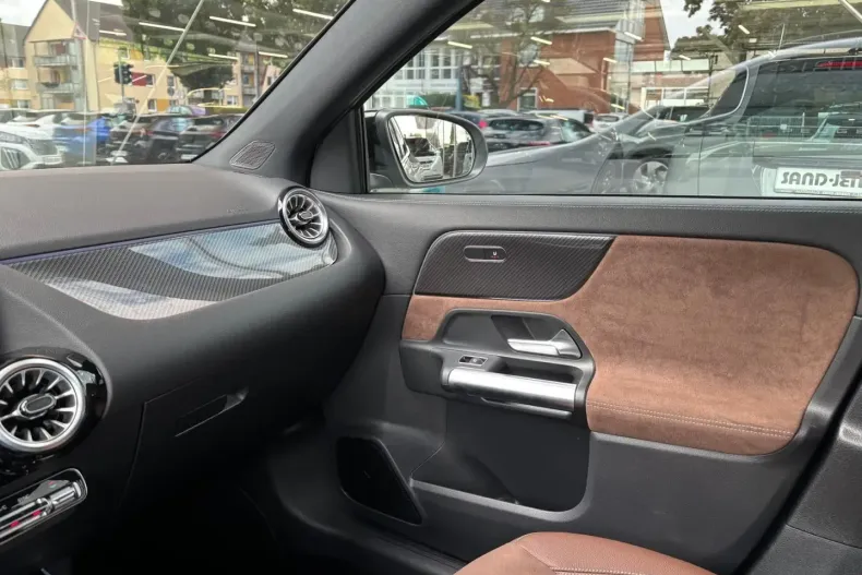 Mercedes-Benz GLA 250 din 2024 cu 3.000 km - oferta MER158636 - foto 13