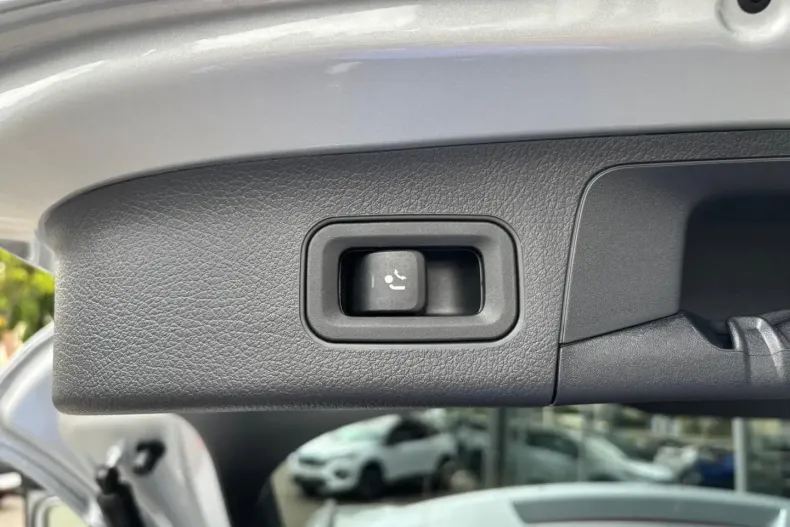 Mercedes-Benz GLA 250 din 2024 cu 3.000 km - oferta MER158636 - foto 19