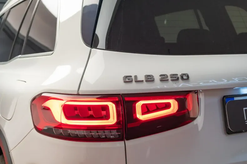 Mercedes-Benz GLB 250 din 2020 cu 67.220 km - oferta MER158646 - foto 31