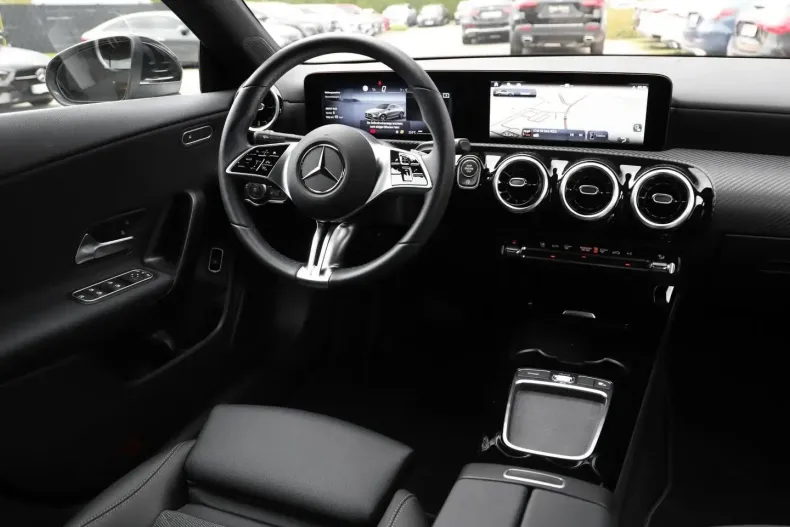 Mercedes-Benz CLA 180 din 2024 cu 12.390 km - oferta MER158904 - foto 6