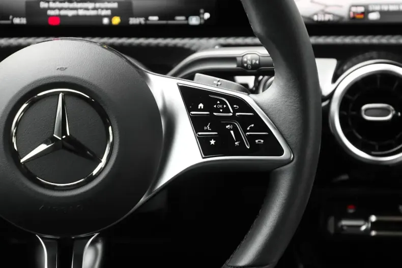 Mercedes-Benz CLA 180 din 2024 cu 12.390 km - oferta MER158904 - foto 12