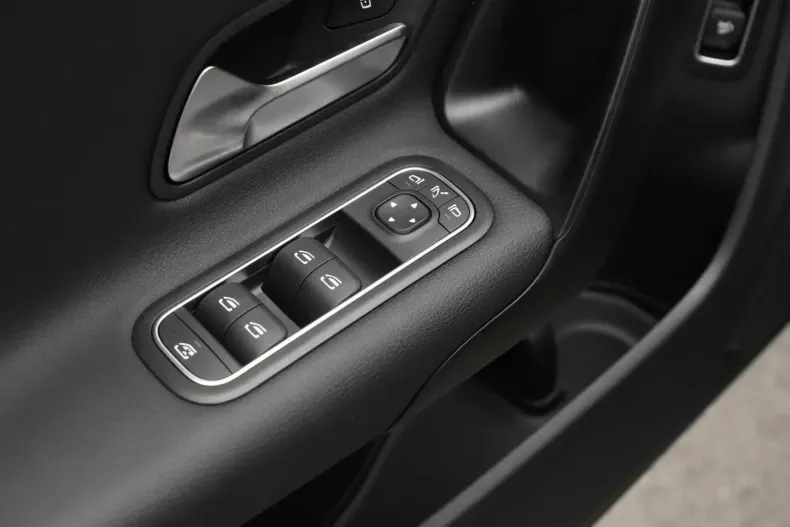 Mercedes-Benz CLA 180 din 2024 cu 12.390 km - oferta MER158904 - foto 13