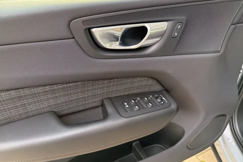 Volvo XC60 din 2024 cu 23.500 km - oferta VOL159026 - foto 9