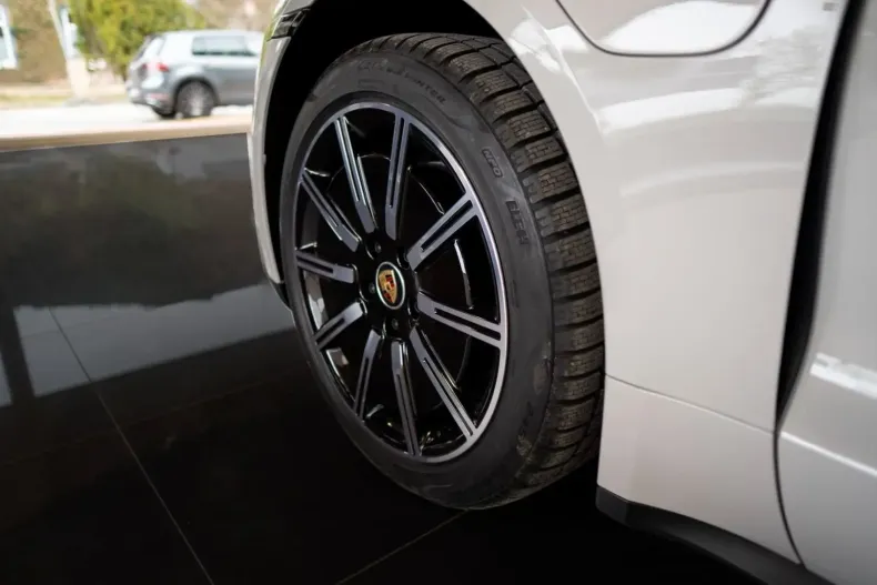 Porsche Taycan din 2024 cu 3.000 km - oferta POR159028 - foto 9