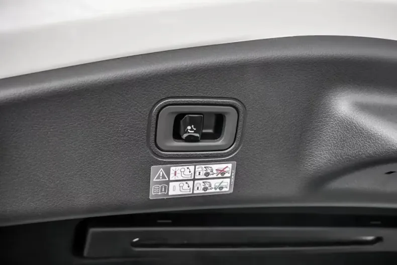 Mercedes-Benz CLE 200 din 2025 cu 8.500 km - oferta MER159506 - foto 19