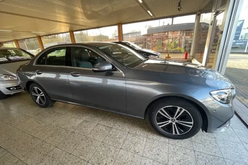 Mercedes-Benz E 220 din 2022 cu 49.411 km - oferta MER159570 - foto 3