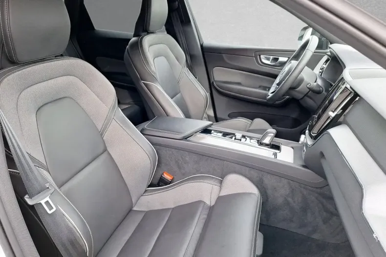 Volvo XC60 din 2021 cu 30.240 km - oferta VOL159725 - foto 3