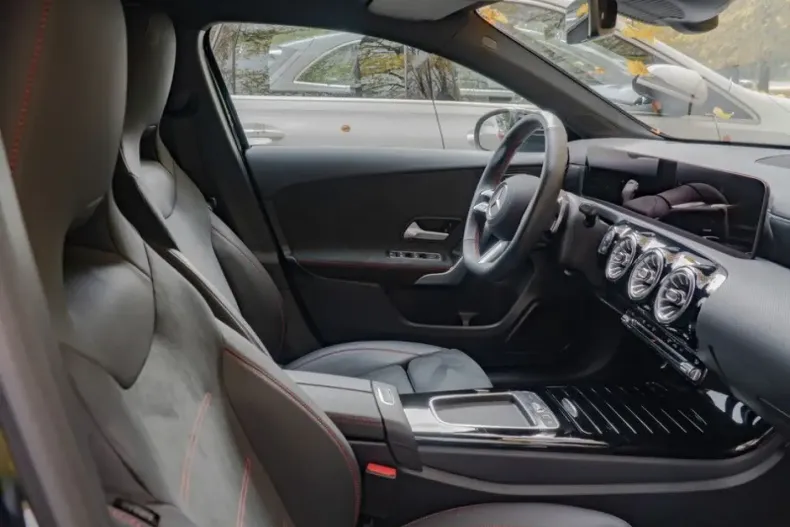 Mercedes-Benz A 220 din 2024 cu 14.023 km - oferta MER159730 - foto 8