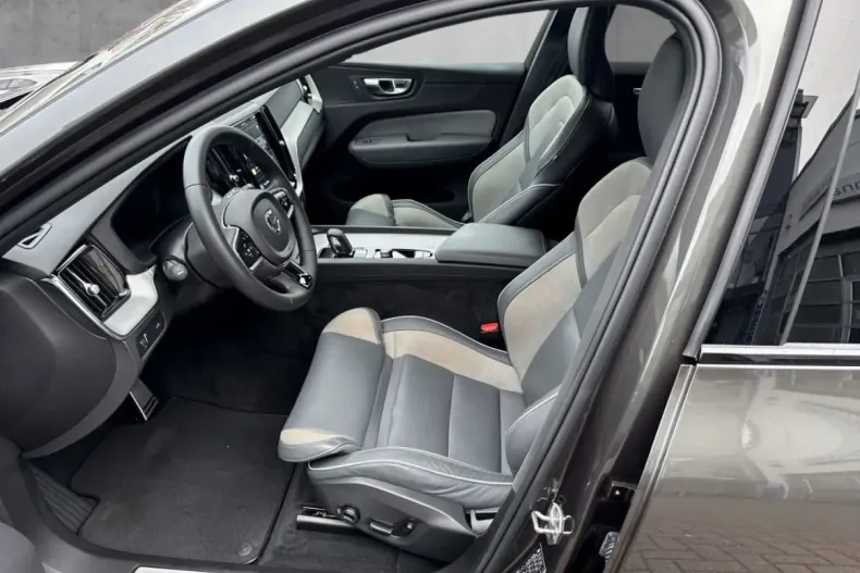 Volvo XC60 din 2022 cu 22.477 km - oferta VOL159732 - foto 4