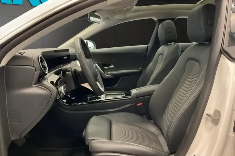 Mercedes-Benz CLA 180 din 2024 cu 13.489 km - oferta MER159781 - foto 6