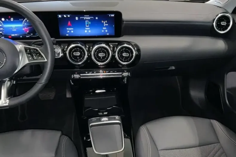 Mercedes-Benz CLA 180 din 2024 cu 13.489 km - oferta MER159781 - foto 9